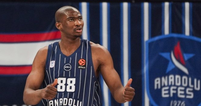 Anadolu Efes Kai Jones ile uzattı