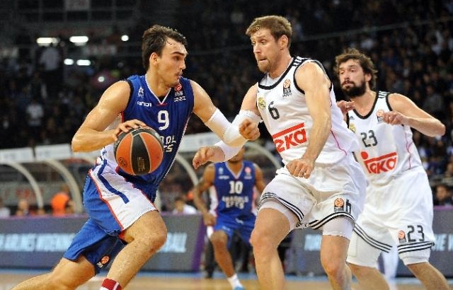 Anadolu Efes liderlik aşkına