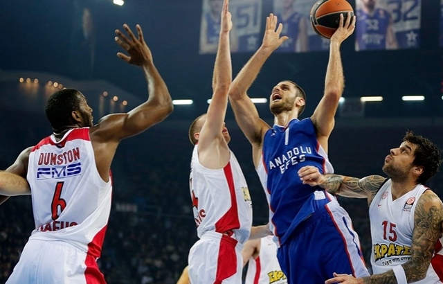 Anadolu Efes'ten Olympiacos'a darbe...