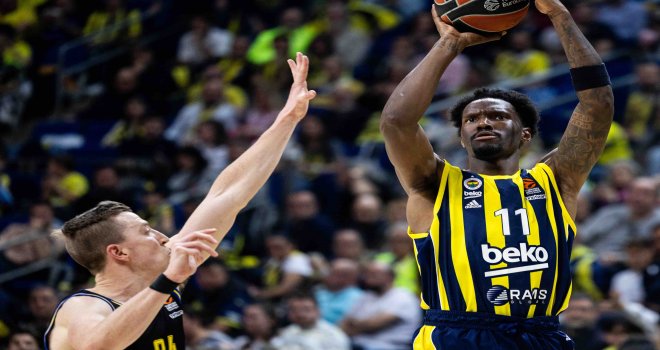 Nigel Hayes Davis rekor kırdı, Fenerbahçe fark attı